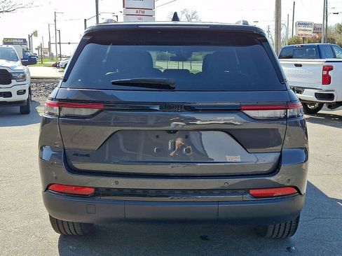 Used 2025 Jeep Grand Cherokee Altitude image 6