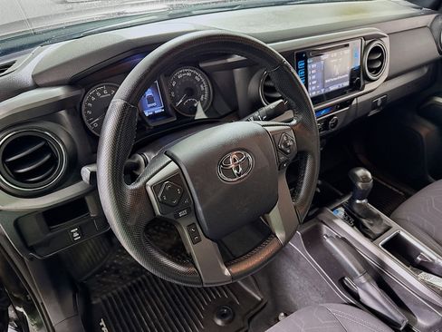 Used 2016 Toyota Tacoma TRD Sport image 12