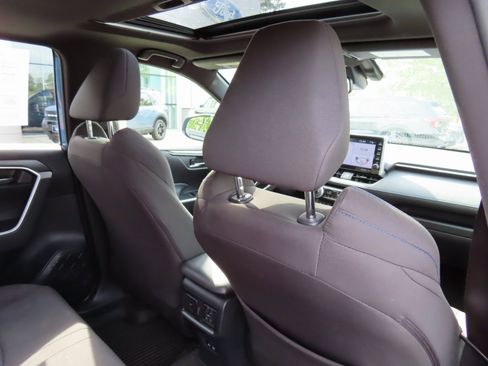 Used 2022 Toyota RAV4 SE w/ Convenience Package image 32