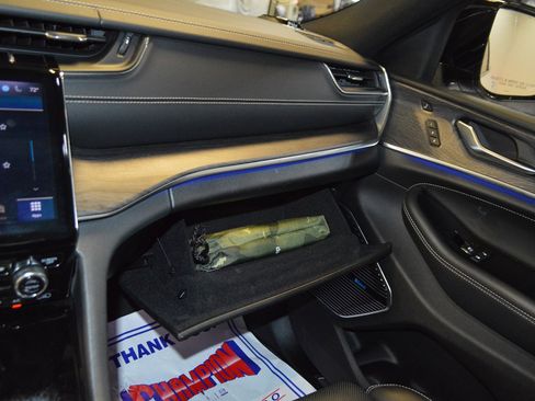 Used 2023 Jeep Grand Cherokee Overland w/ Advanced Protech Group III image 22