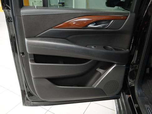 Used 2018 Cadillac Escalade ESV Luxury AWD/4WD image 22