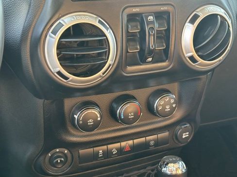 Used 2016 Jeep Wrangler Unlimited Rubicon w/ Connectivity Group image 10