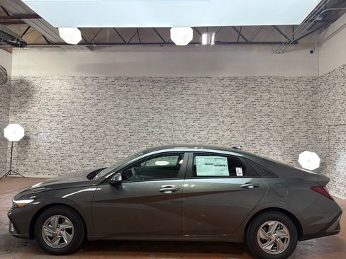 New 2026 Hyundai Elantra SE FWD image 4
