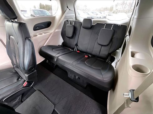 Used 2021 Chrysler Pacifica Touring-L w/ Premium & Safety Sphere Group image 16