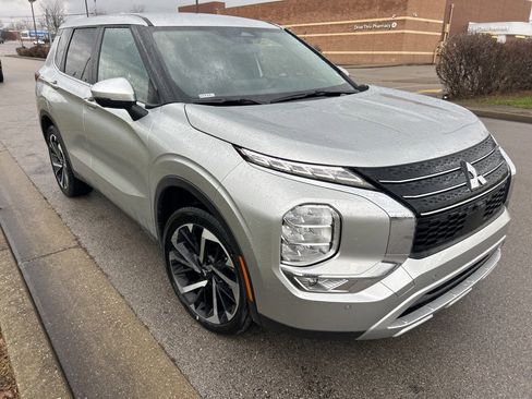 Used 2024 Mitsubishi Outlander SE image 2
