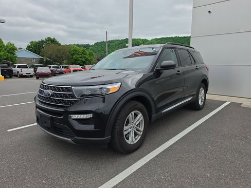 Used 2024 Ford Explorer XLT w/ Equipment Group 202A AWD/4WD image 8