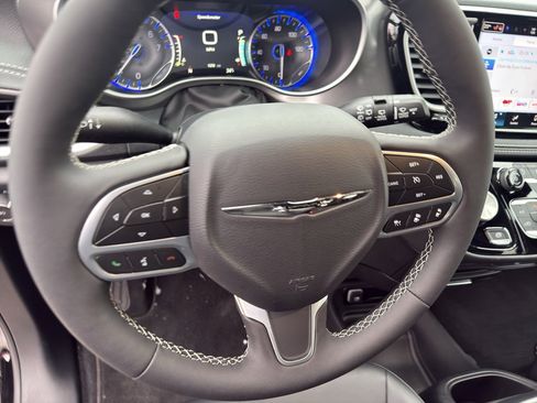 New 2026 Chrysler Pacifica Select image 15