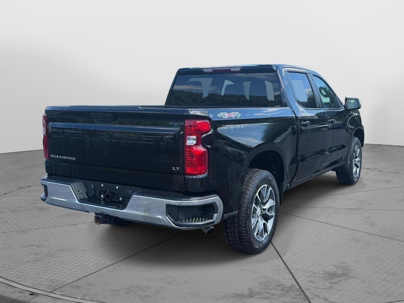 Used 2024 Chevrolet Silverado 1500 LT AWD/4WD image 5