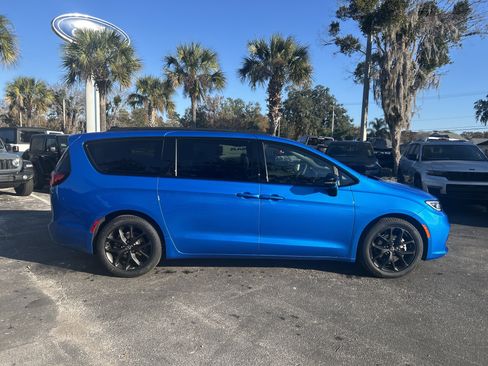New 2026 Chrysler Pacifica Limited w/ S Appearance Package image 9