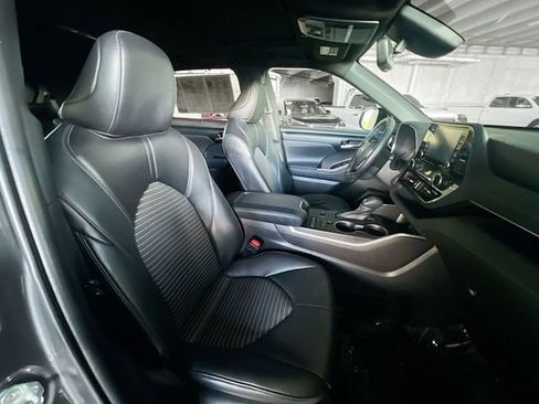 Used 2022 Toyota Highlander XSE FWD image 30