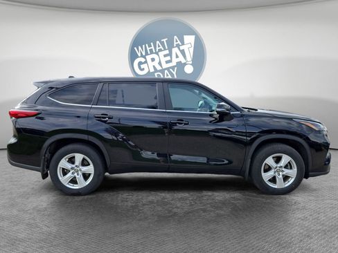 Used 2023 Toyota Highlander LE AWD/4WD image 2