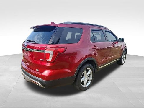 Used 2017 Ford Explorer XLT w/ Equipment Group 202A AWD/4WD image 32