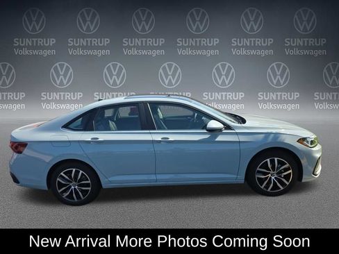 Used 2025 Volkswagen Jetta SE w/ Sunroof Package FWD image 3