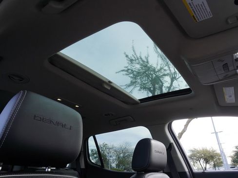 Used 2019 GMC Acadia Denali w/ Technology Package image 14