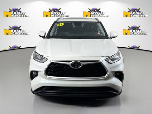 Used 2021 Toyota Highlander XLE image 2