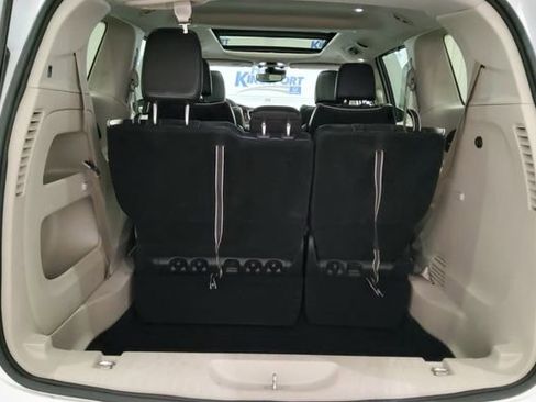 Used 2023 Chrysler Pacifica Limited FWD image 14