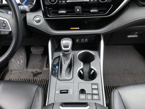 Used 2023 Toyota Highlander XLE image 19