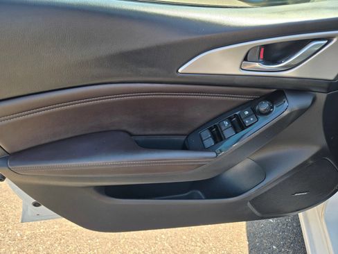 Used 2018 MAZDA MAZDA3 Touring FWD image 22