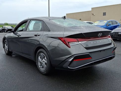 Used 2024 Hyundai Elantra SE FWD image 4