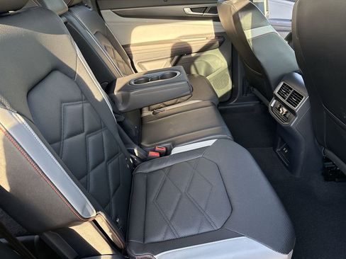Used 2025 Volkswagen Atlas Peak Edition SE AWD/4WD image 30