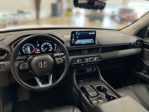 Used 2025 Honda Pilot Touring image 17
