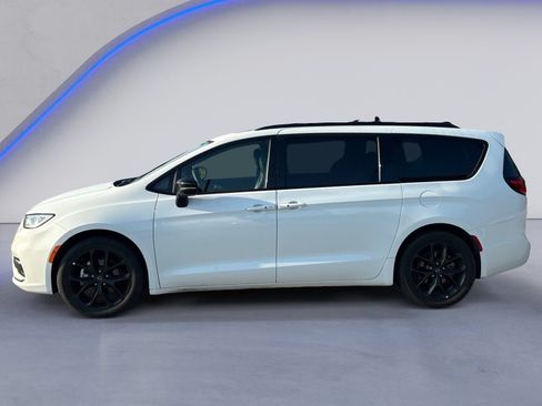 Used 2025 Chrysler Pacifica Limited FWD image 3