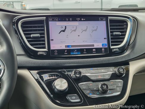 Used 2023 Chrysler Pacifica Touring-L FWD image 20