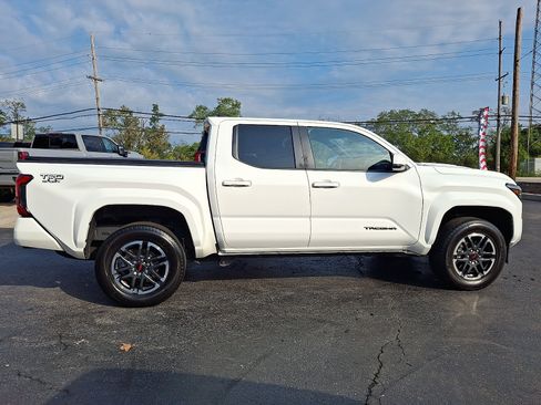 Used 2024 Toyota Tacoma TRD Sport AWD/4WD image 7