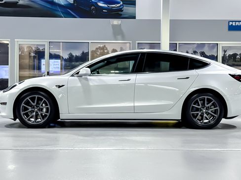 Used 2018 Tesla Model 3 Long Range RWD image 2