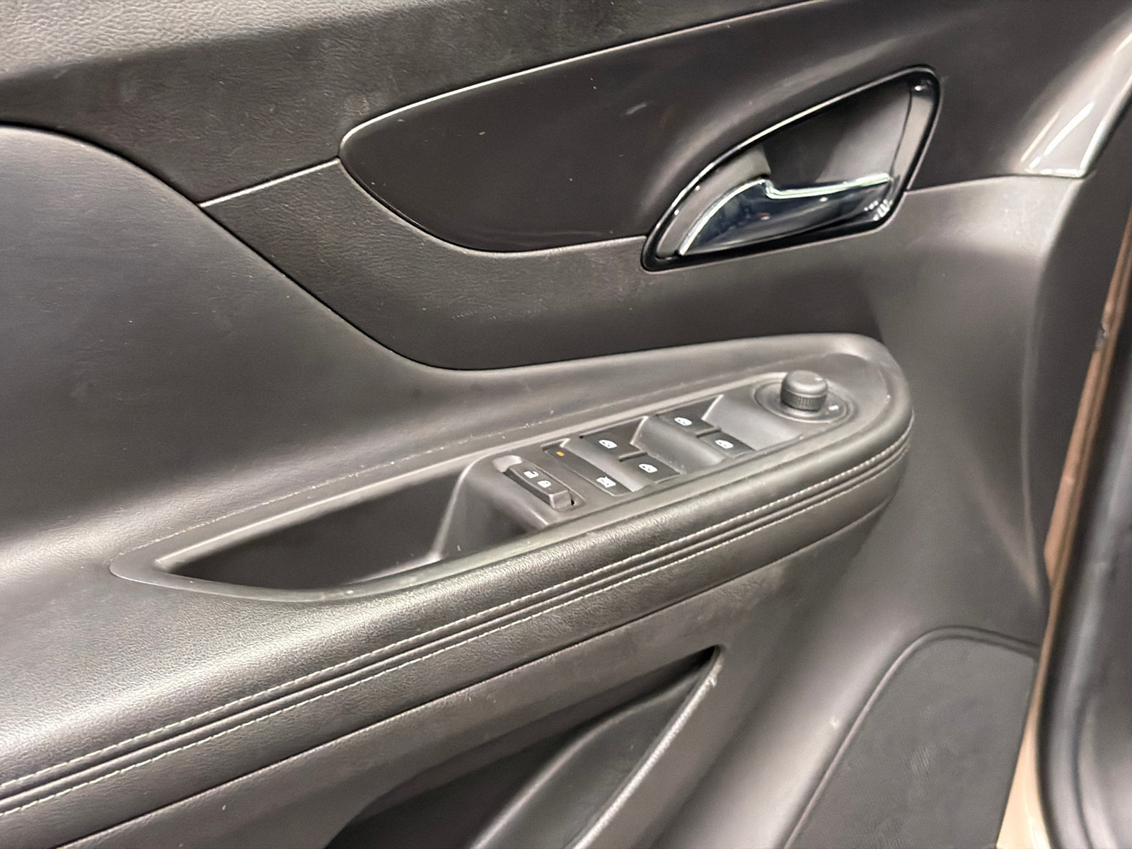 Used 2019 Buick Encore Sport Touring FWD image 27
