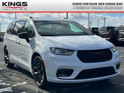 New 2026 Chrysler Pacifica Select w/ S Appearance Package
