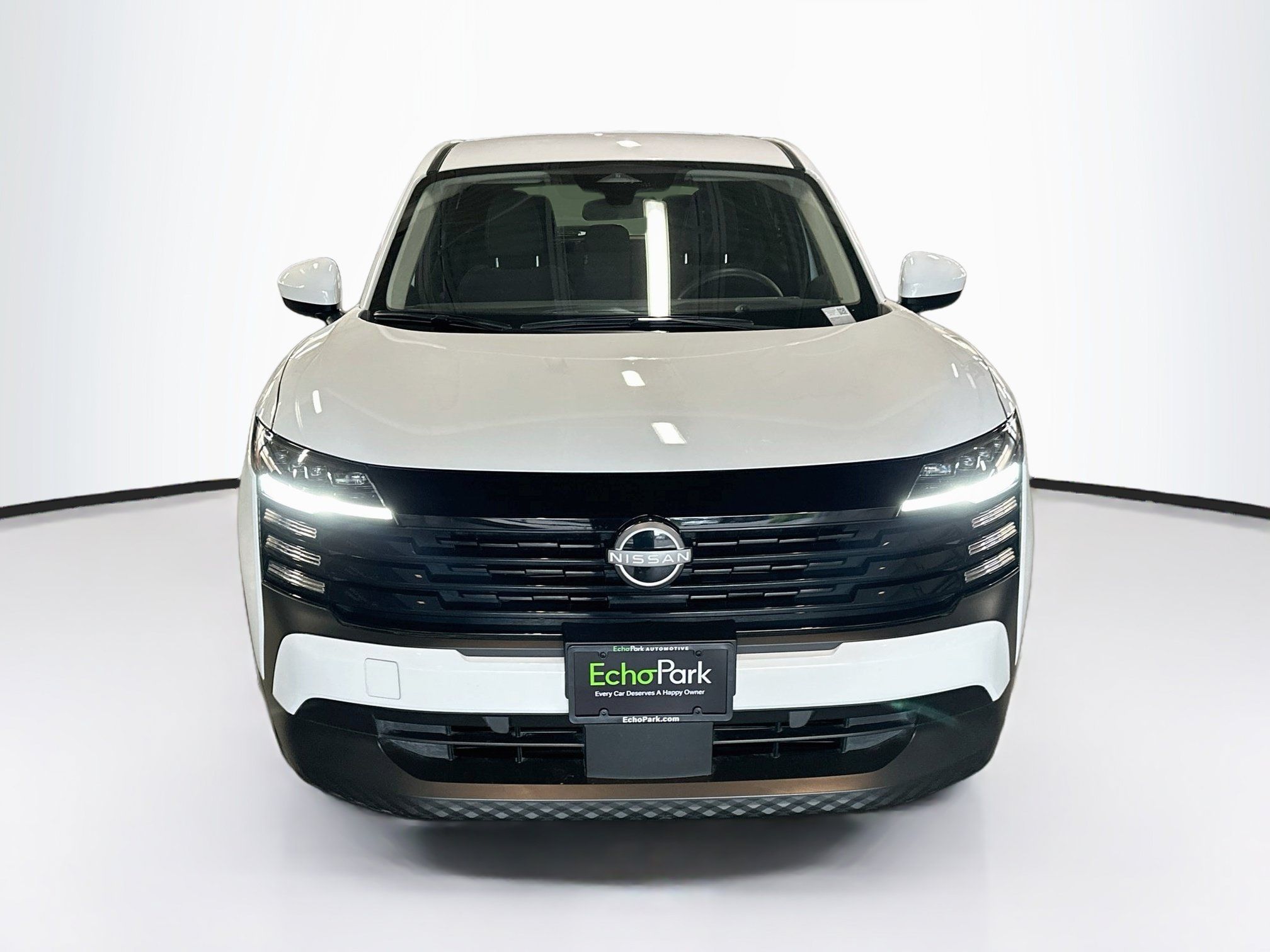 Used 2025 Nissan Kicks SV AWD/4WD image 2