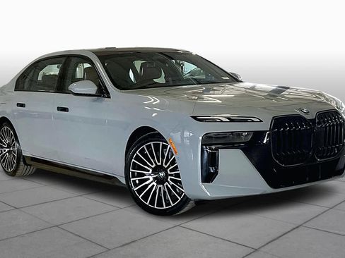 Used 2025 BMW 750e xDrive w/ Premium Package image 2