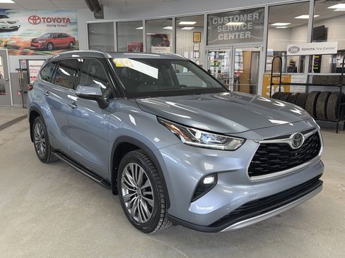 Used 2020 Toyota Highlander Platinum image 2