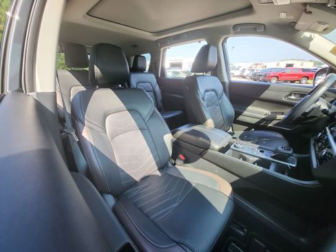 Used 2023 Nissan Pathfinder Platinum image 32