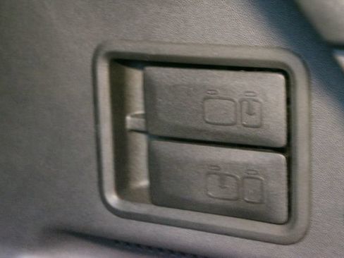 Used 2023 Chevrolet Equinox Premier AWD/4WD image 18
