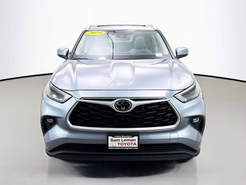 Used 2023 Toyota Highlander XLE AWD/4WD image 2