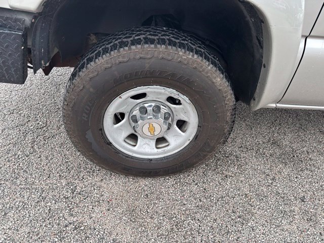Used 2005 Chevrolet Silverado 3500 LS w/ Heavy-Duty Power Package AWD/4WD image 3