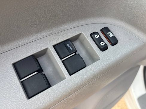 Used 2013 Toyota Highlander 4WD w/ Cold Weather Pkg image 18