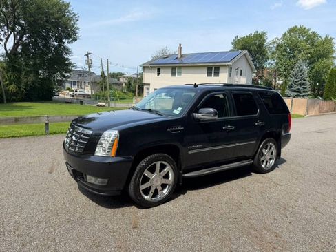 Used 2011 Cadillac Escalade Luxury AWD/4WD image 3
