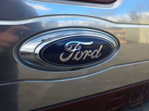 Used 2015 Ford F250 Platinum w/ Platinum Package image 26