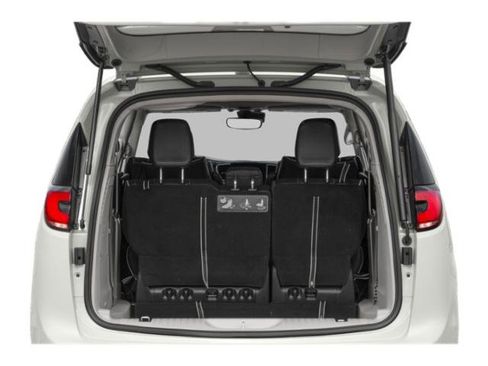 Certified 2022 Chrysler Pacifica Touring-L w/ Uconnect Theater Family Group FWD image 11