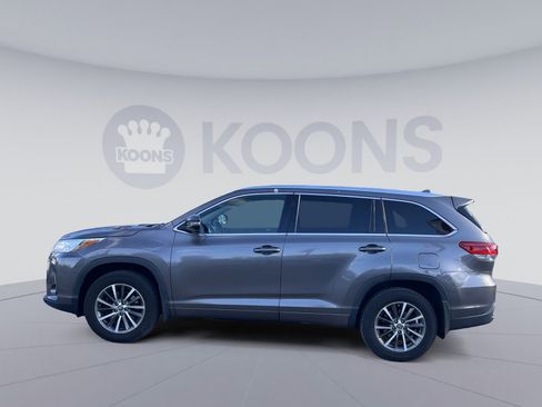 Used 2018 Toyota Highlander XLE image 2