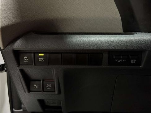 Used 2022 Toyota Sienna XLE FWD image 21