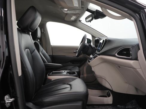 Used 2024 Chrysler Pacifica Limited FWD image 11
