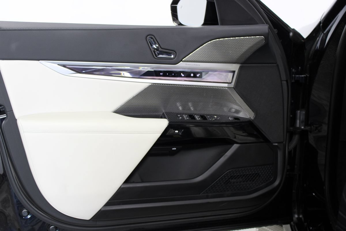 Used 2023 BMW i7 xDrive60 AWD/4WD image 10