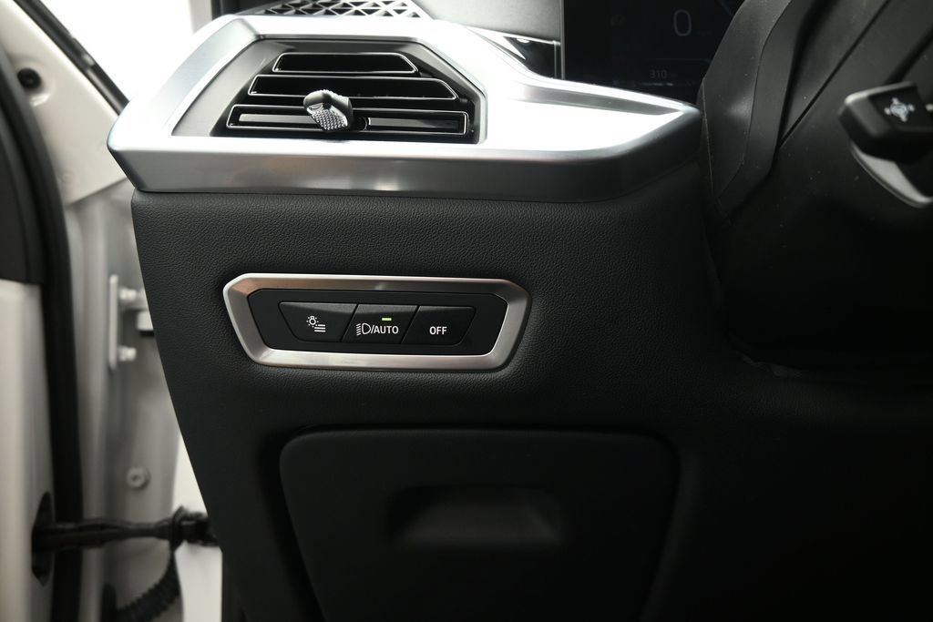 Used 2025 BMW X7 xDrive40i w/ M Sport Package AWD/4WD image 10