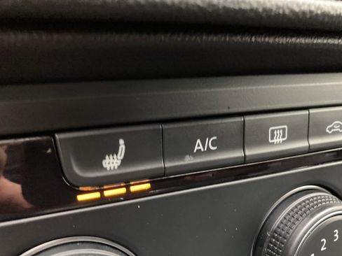 Used 2022 Volkswagen Taos SE w/ Panoramic Sunroof Package image 25