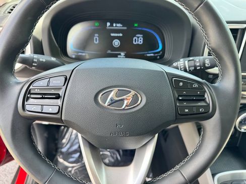 Used 2025 Hyundai Venue SEL FWD image 12