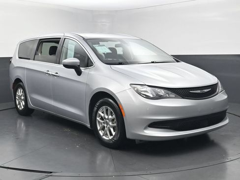 Used 2022 Chrysler Voyager LX FWD image 6